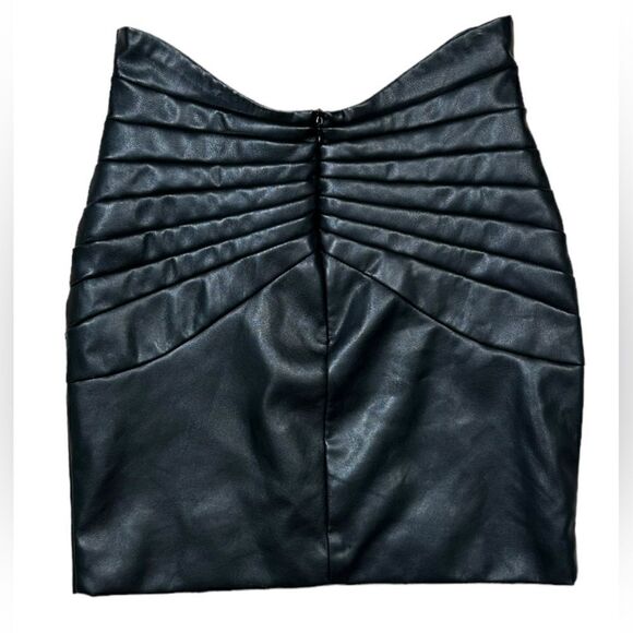 Heiress Beverly Hills Vegan Black Leather Mini Skirt - Picture 5 of 8